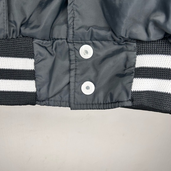 Vintage Hilton Made In USA Bomber Jacket Black Nylon Snap Front L 80s 90s 🇺🇸 - Picture 4 of 6